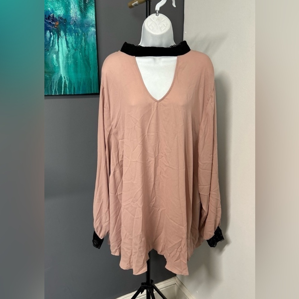 Torrid‎ Women’s 5X Pink Blouse Black Floral Lace Keyhole V Neck Feminine Dainty